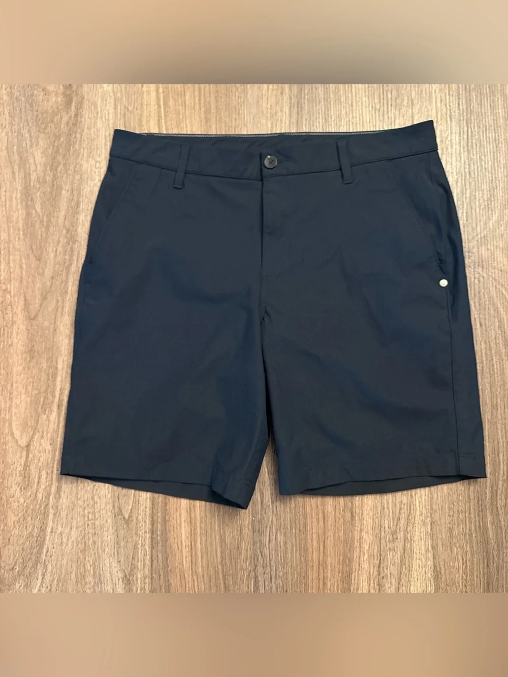 Vuori Navy Performance Flat Front Shorts men’s size 32